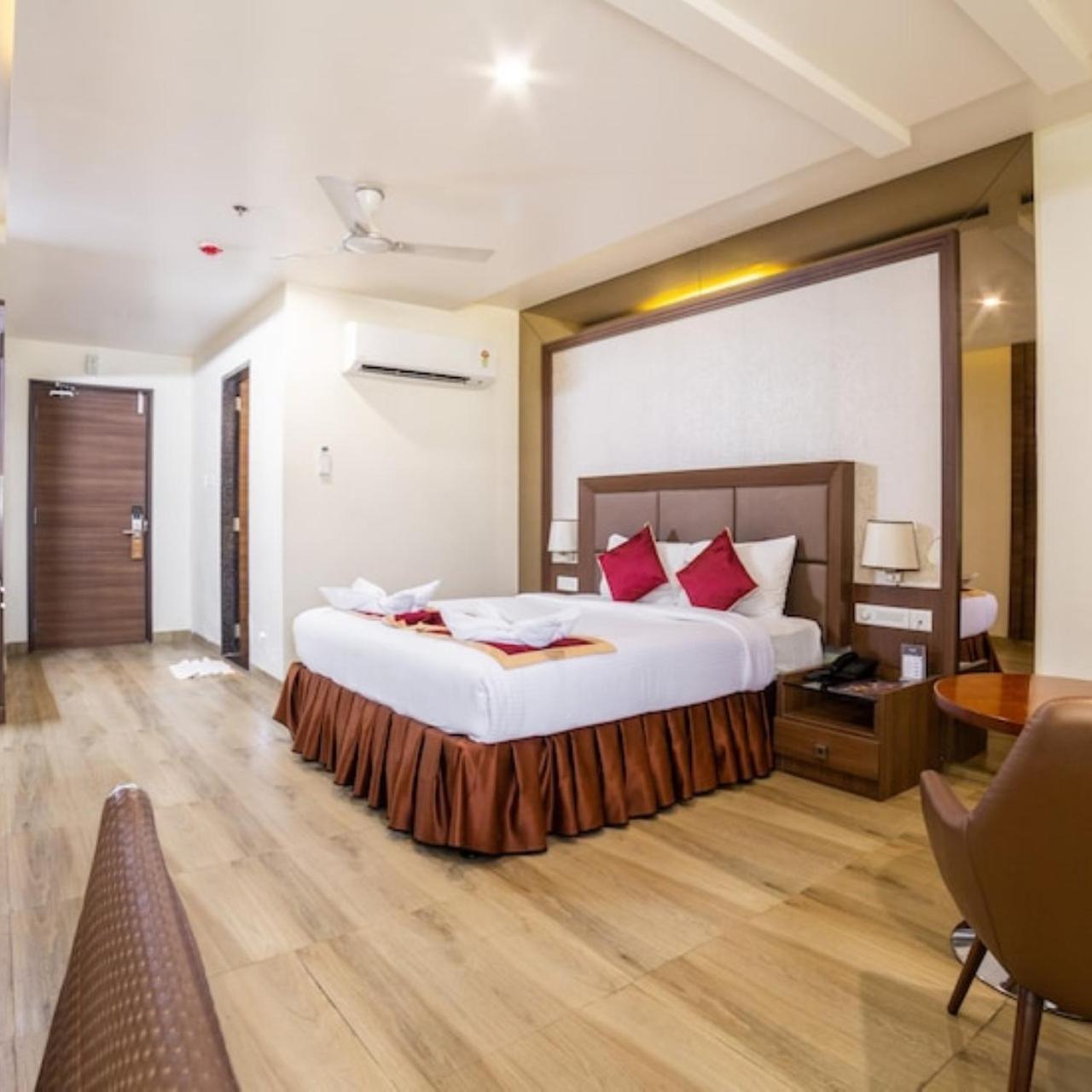 Hotel Svm Grand Medipally Hyderabad Esterno foto