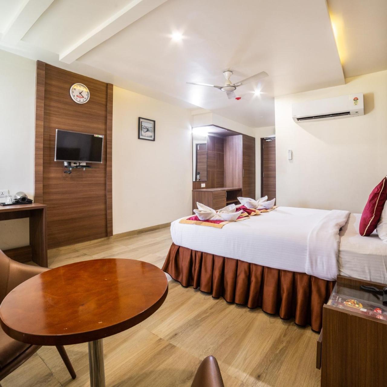 Hotel Svm Grand Medipally Hyderabad Esterno foto